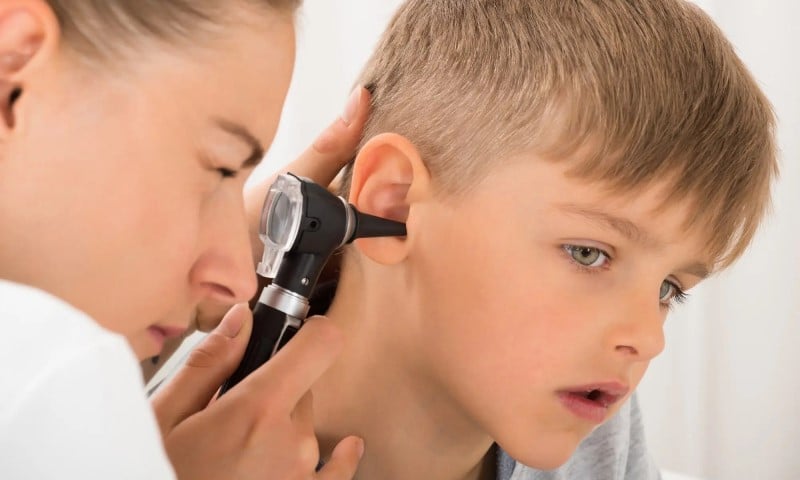 معاینه گوش توسط پزشک