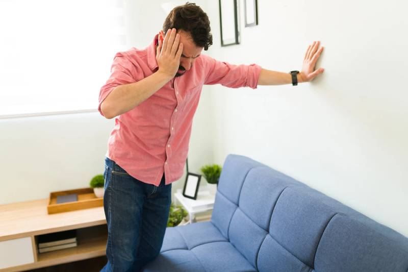 اشتباهات رایج در برخورد با سرگیجه و روش صحیح مقابله