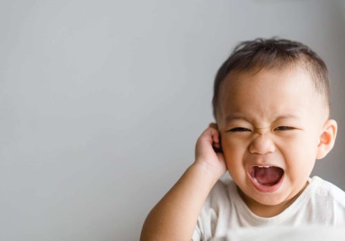 علائم اوتیت مدیا در کودکان و بهترین راه‌های مراقبت در خانه